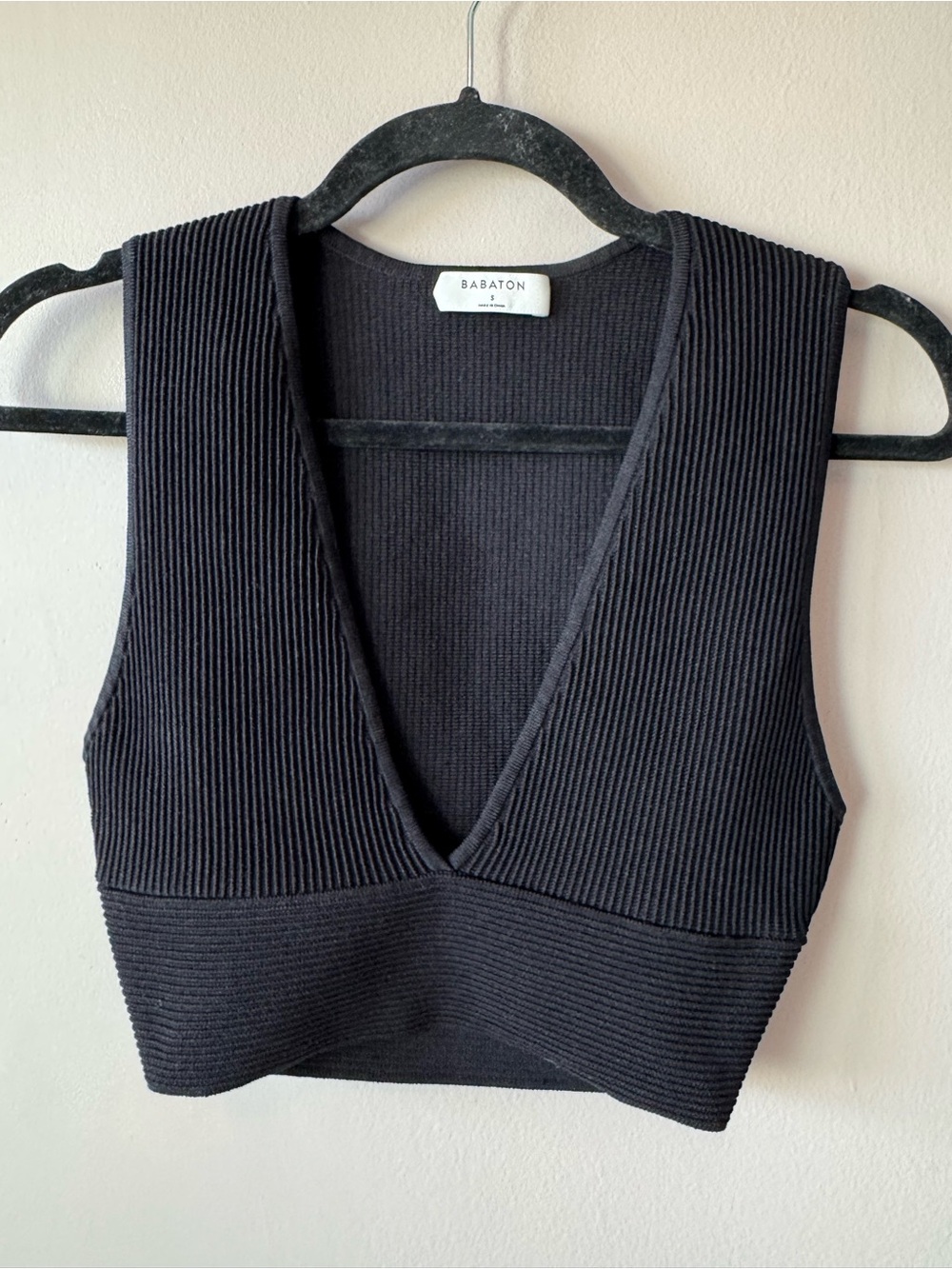 Babaton Aritzia Women’s Black Sculpt Knit Ribbed Plunging V Neck Tank Size Small